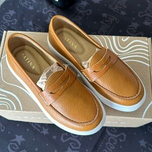 Patina Boardwalk Penny Loafer Women’s 5.5 color:Dune